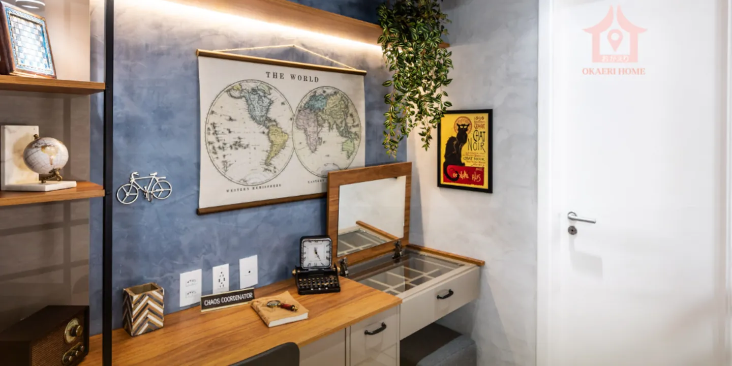 Apartamento contemporâneo com iluminação natural e mesa funcional