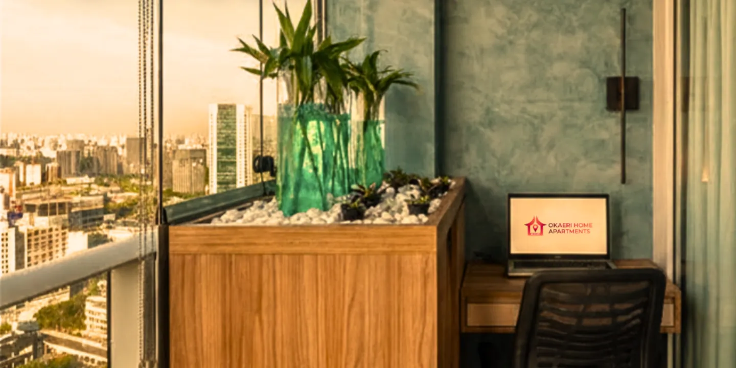 Ambiente de trabalho com notebook e relatórios operacionais
