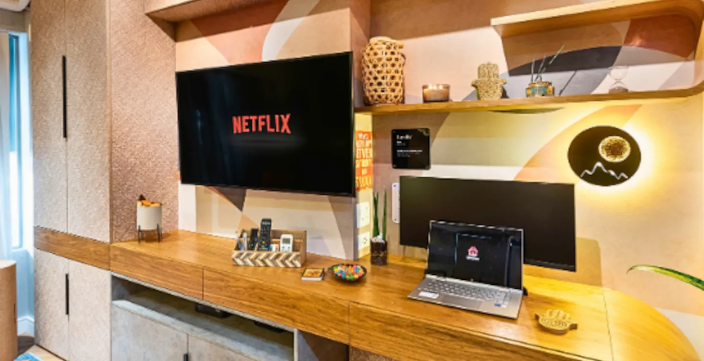 Mesa com notebook exibindo análise de calendário de preços