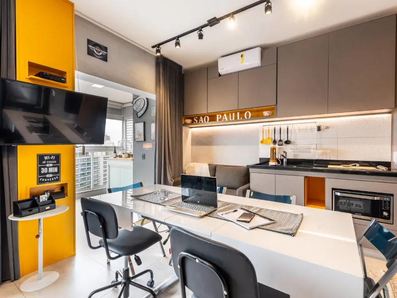 Home office em apartamento corporativo em São Paulo