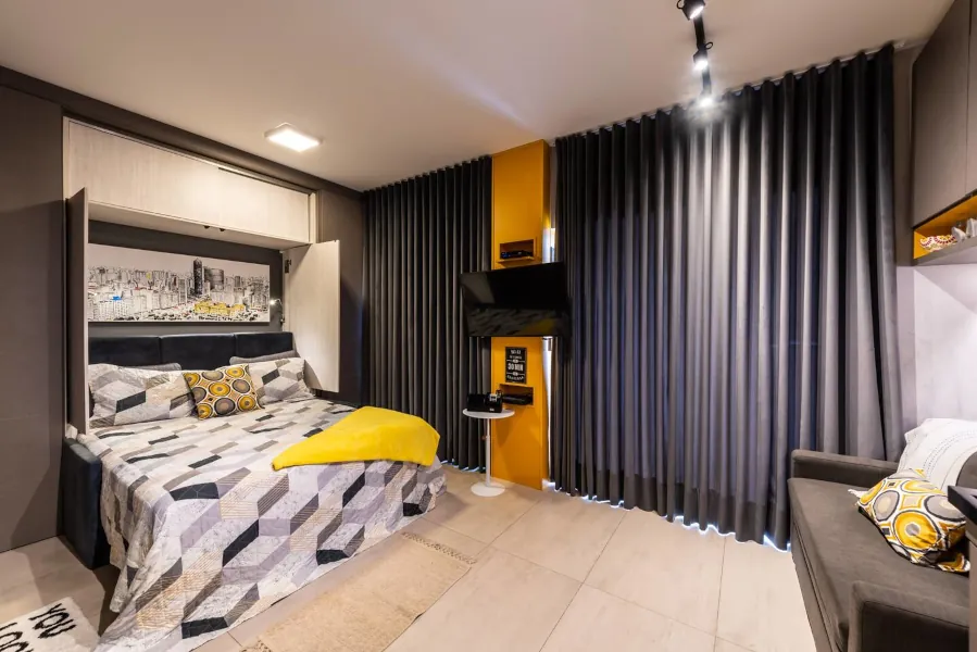 Sofá-cama na sala do River One no Butantã