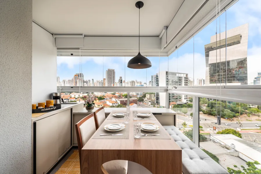 Varanda com vista do River One no Butantã
